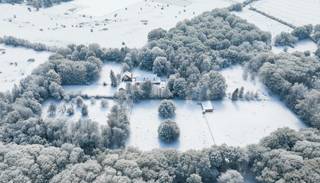 Te midden van het groen, op een uitzonderlijk perceel van ruim 2,7 hectare, bevindt zich deze luxueuze en vrijgelegen villa: een oase van rust...