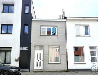 OP TE FRISSEN TOFFE RIJWONING MET 2 SLK EN LEUKE STADSTUIN gelegen in een rustige EENRICHTINGSSTRAAT met voldoende parkeermogelijkheden...