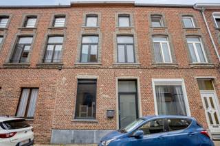 <strong>Instapklare en ruime woning. Achter deze authentieke gevel schuilt een volledige NIEUWBOUW uit 2008 met 3 ruime slaapkamers en aangename zuid gerichte tuin. EPC-label B. Deze charmante woning combineert een authentieke uitstraling met een ruime en praktische indeling.</strong><br /><br />Op het gelijkvloers beschikt de woning over een woonkamer, eetkamer, keuken en berging/wasplaats.<br /><br />De eerste verdieping omvat een nachthal, technische ruimte, slaapkamer, apart toilet en ruime badkamer met zowel ligbad als inloopdouche.<br /><br />Op de tweede verdieping bevinden zich nog twee slaapkamers waarvan één met leuke mezzanine.<br /><br />Daarnaast beschikt de woning over een zeer aangename zuid gerichte tuin met ruim terras, ideaal om in alle rust van het buitenleven te genieten.<br /><br />De woning geniet bovendien van een uitstekende verkeerstechnische ligging, met een vlotte verbinding naar de E40. Winkels, scholen, het station, openbaar vervoer en restaurants bevinden zich eveneens in de nabije omgeving.