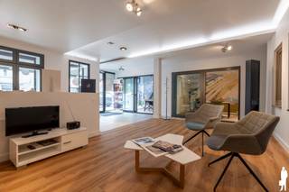 <strong>Commercieel handelspand van ca. 184 m² op toplocatie in het centrum van Schilde</strong><br /><br /><strong>Dit ruime en uitstekend gelegen handelspand bevindt zich in het bruisende centrum van Schilde en biedt tal van mogelijkheden voor commerciële activiteiten. Dankzij de royale winkelruimte, brede etalage (ca. 14 meter) en centrale ligging is dit pand bijzonder geschikt voor een winkel, showroom of andere commerciële invulling.</strong><br /><br /><strong>Indeling</strong><br />
<ul>
<li><strong>Ruime </strong>en <strong>lichtrijke </strong>handelsruimte met <strong>grote raampartijen</strong> aan de straatzijde, ideaal voor <strong>optimale zichtbaarheid</strong> en presentatie</li>
<li>Open winkelruimte met <strong>verschillende indelingsmogelijkheden</strong></li>
<li><strong>Kitchenette </strong>achteraan met compacte vaatwasser, gootsteen, ingebouwde microgolfoven en ingebouwde koelkast</li>
<li>Twee afzonderlijke <strong>bergingen</strong> voor extra opslagruimte</li>
<li><strong>Apart toilet</strong></li>
<li><strong>Airconditioning</strong> (Daikin) voorzien in de handelsruimte</li>
<li>Verwarming op gas d.m.v. radiatoren/convectoren</li>
<li><strong>Ruime, afgesloten private kelderberging (ca. 19 m²)</strong></li>
<li><strong>Kruipruimte aanwezig</strong></li>
<li>Stedenbouwkundige inlichtingen in aanvraag<strong></strong></li>
</ul>
<br /><strong>Uitstekend gelegen in het centrum van Schilde, met winkels, horecazaken en diverse voorzieningen op wandelafstand. De centrale ligging en commerciële omgeving zorgen voor een aantrekkelijke zichtbaarheid en bieden interessante mogelijkheden voor uiteenlopende handelsactiviteiten.</strong><br /><br /><strong>Een uitstekende opportuniteit voor ondernemers die op zoek zijn naar een ruim handelspand op een commerciële locatie in hartje Schilde.</strong>