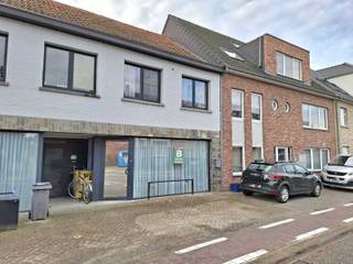 Ruim gelijkvloers appartement te Dessel bestaande uit: leefruimte, keuken, berging, apart toilet, 3 slaapkamers en badkamer met wastafel en douche.<br /><br />Gelegen in het centrum van Dessel<br /><br />Huurprijs = € 750/m (geen gemeenschappelijke kosten).<br /><br />Onmiddellijk beschikbaar.<br /><br />Contacteer ons kantoor voor meer info of een bezoek ter plaatse via 0471/605.314 of mail info@immo-be!