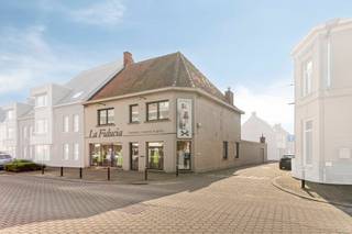 Ready to move in office building with multi-purpose offices/practice space above on a corner location in the shopping street in Pittem.Private...