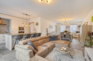 Cette maison mitoyenne élégante et moderne est située dans une impasse calme d'un quartier populaire de Roulers. Grâce à son emplacement central,...