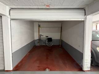 Gesloten box met nr. 90 op de derde verdieping van de parking 'Ritz' in het centrum van Oostende. De parking beschikt over een autolift. ...