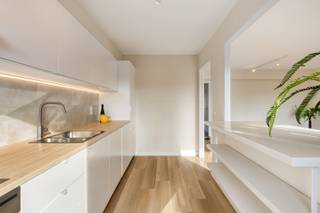 In een rustige straat, nabij het stadscentrum van Diksmuide, stellen we dit gezellige en instapklare tweeslaapkamerappartement aan u voor...