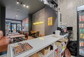 Located in the vibrant Flagey district of Brussels, this HoReCa / retail unit is an excellent investment opportunity. It enjoys a prime location...