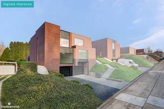 VOLLEDIG AFGEWERKTE EN GESCHILDERDE NIEUWBOUWWONING (EPB E10) MET 3 SLAAPKAMERS, OVERDEKT TERRAS, 2 GARAGES, KELDER EN AANGELEGDE TUIN IN WERM<br /><br />*** Bekijkt u deze woning via een aanverwante website? Surf dan naar https://matisimmo.be/nl/aanbod/4482380/eengezinswoning-te-koop-in-3730-bilzen-hoeselt en klik op de link voor het INTERACTIEF GRONDPLAN: https://grondplan.matisimmo.be/grondplan/?map=HoeseltBronstraat23 ***<br /><br />Deze ruime en moderne nieuwbouwwoning is gelegen op een geliefde locatie in Werm, een deelgemeente van Hoeselt, vlakbij de verbindingsweg tussen Tongeren en Bilzen. Werm is een landelijk dorp met tal van mooie fiets- en wandelroutes, alsook voorzien van verschillende faciliteiten in de nabije omgeving zoals een apotheker, supermarkt, school, openbaar vervoer, bakker, …<br /><br />De woning werd recent volledig afgewerkt met kwalitatieve materialen en werd voorzien van alle laatste technieken betreffende energiezuinigheid en comfort. Het E-peil scoort dan ook zeer goed, namelijk E-10 volgens het EPB. Hieronder enkele details:
<ul>
	<li>er is een geothermische warmtepomp met verticale boring geplaatst waardoor men zowel kan verwarmen in de winter als koelen in de zomer</li>
	<li>de woning beschikt over een zonnepaneleninstallatie</li>
	<li>alle slaapkamers en de woonkamer zijn voorzien van een preairco-installatie</li>
</ul>
Daarbuiten werd de woning volledig geschilderd, wat een extra pluspunt is.<br /><br />De indeling van de woning is als volgt; bij de inkomhal is een apart toilet voorzien, verder is hier de trap naar het eerste verdiep en geeft de inkomhal directe toegang tot de riante woonkamer met open keuken. De woonkamer is zowel aan de voorzijde als aan de achterzijde voorzien van grote raampartijen wat maakt dat men geniet van optimaal daglicht. De keuken is uitgerust met een eiland en heeft zicht op de achterliggende tuin met terras. Aanpalend is een praktische berging voorzien.<br /><br />De eerste verdieping is ingedeeld met 3 ruime slaapkamers, een badkamer en apart toilet. De badkamer is uitgerust met een inloopdouche en wandmeubel met dubbele lavabo. Één van de slaapkamers is voorzien van een ensuite dressing. De ingerichte dressing kan omgevormd worden tot een badkamer, de voorzieningen hiervoor zijn aanwezig.<br /><br />Tot slot beschikt de woning over een opbergruimte en inpandige garage, die uitkomt op het straatniveau. In de garage kunnen 2 auto’s achter elkaar geparkeerd worden.<br /><br />De tuin werd volledig, onderhoudsvriendelijk aangelegd en voorzien van een overdekt terras met zicht op de groene omgeving. Tevens werd er een tuinhuis voorzien in dezelfde gevelsteen als de woning.<br /><br />Wilt u graag deze moderne nieuwbouwwoning bezichtigen? Neem dan vrijblijvend contact op met ons kantoor via 089/44.00.00 of info@matisimmo.be<br /><br />De vermelde woonoppervlakte is de bruto vloeroppervlakte overgenomen uit de EPB-startverklaring.