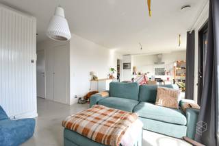 Goed gelegen Instapklaar loft-stijl appartement met terras en 2 slaapkamers.  Indeling: Inkom met afzonderlijk toilet, ruime living met open keuken - volledig ingericht met toestellen. 2 slaapkamers,  berging/wasplaats en ingerichte badkamer met inloopdouche en lavabo-meubel. - Centrale verwarming op aardgas. - EPC 82-kWh/m² (UCEP06313) - Centraal gelegen aan het commercieel centrum van Beernem, vlakbij winkels, scholen, openbaar vervoer, E40, station.<br /><br />INFORMATIE:<br />- Beschikbaar vanaf 01/12/2026<br />- HUURPRIJS: 820 EUR/maand<br /><br /><strong>Reserveer tijdig uw bezoek!  enkel via mail - info@perspectiefvastgoed.be</strong><br /> 