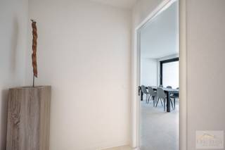 <strong>Nieuwbouwappartement op de eerste verdieping met 2 slaapkamers en een terras (12 m2 ) met uitzicht op het binnen park – comfortabel wonen in het hart van Lommel.</strong><br /><strong>Residentie De Admiraliteit – Stijlvol wonen in het groene hart van Lommel</strong><br /><br />In een autoluw binnen gebied tussen de Hees, het Hezerpad, de Nachtegaalstraat en de Vreyshorring ontwikkelt Aristas een modern woonproject dat rust, groen en stedelijk comfort samenbrengt: <em>Residentie De Admiraliteit</em>.<br /><br />Dit <strong>nieuwbouwappartement</strong> op de eerste verdieping beschikt over <strong>2 slaapkamers</strong> en een <strong>ruim terras met uitzicht op het binnenpark</strong>. De slimme indeling van het appartement biedt veel ruimte en comfort, perfect voor wie het beste van beide werelden zoekt: een centrale ligging met de rust van een groene omgeving.<br /><br /><strong>Troeven van dit project:</strong>
<ul>
<li><span>Centrale ligging in Lommel, maar toch rustig en omgeven door natuur</span></li>
<li><span>Moderne, tijdloze architectuur</span></li>
<li><span>Energiezuinig wonen volgens BEN-normen (E-peil ≤ 20)</span></li>
<li><span>Voorzien van zonnepanelen en een warmtepomp</span></li>
<li><span>Vrijstelling van onroerende voorheffing gedurende 5 jaar</span></li>
</ul>
<strong>Extra voorzieningen:</strong>
<ul>
<li><span>Gezamenlijke ontspanningsruimte van 60 m²</span></li>
<li><span>Ondergrondse parkeergarage</span></li>
<li><span>Fietsenstalling op de kelderverdieping</span></li>
</ul>
Aankoop onder registratie. <br /><br />