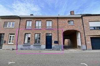 Ontdek dit charmante gelijkvloerse appartement, gelegen in een karaktervolle voormalige stadsboerderij, midden in de historische kern van Zoutleeuw. Dankzij de unieke ligging aan de Kleine Gete en op wandelafstand van winkels, horeca en voorzieningen, geniet u hier van een ideale combinatie van rust en bereikbaarheid. Het gebouw dateert van het begin van de 20e eeuw en werd in 2003 gerenoveerd met aandacht voor hedendaags comfort en modernere technieken. <br /><br />Via de gemeenschappelijke trappenhal betreedt u de privatieve inkomhal met apart gastentoilet. De lichtrijke en bijzonder ruime leefruimte vormt het hart van het appartement en omvat een gezellige zithoek, een eetplaats en een open geïnstalleerde keuken. Aansluitend bevindt zich een berging met aansluitingen voor wasmachine en droogkast, alsook de CV-installatie.<br /><br />Het grote raam met achterdeur zorgt voor een aangename lichtinval en biedt directe toegang tot de binnenkoer en autostaanplaats met privatief genotsrecht. <br /><br />Het nachtgedeelte bestaat uit een nachthal, twee volwaardige slaapkamers en een badkamer uitgerust met een douche-in-bad en een dubbele wastafel.<br /><br />Met een beperkte opfrissing kan dit appartement volledig naar uw smaak worden ingericht en is het meteen instapklaar. Bovendien werd het pand in het verleden succesvol verhuurd, wat het ook bijzonder interessant maakt als investering. Er geldt eveneens geen energetische renovatieverplichting dankzij het D-label.<br /><br />Extra troef: het bovenliggend appartement is tevens vrij van gebruik en kan als investering mee aangekocht worden aan dezelfde prijs, met andere woorden 430.000,- EUR voor het geheel.<br /><br />Bent u op zoek naar betaalbaar wonen of een interessante opbrengsteigendom op een topligging? Dan is dit een kans die u niet wilt missen.<br /><br />Contacteer ons vandaag nog op 011 70 70 19 voor een bezoek!