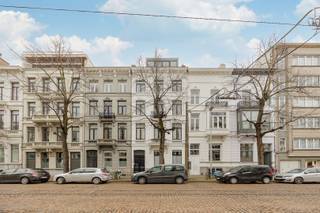 <p>Wonen op 't Zuid? Ontdek deze charmante appartement in de schaduw van het Museum van Schone Kunsten.</p><p>Gelegen op een uiterst gegeerde locatie tussen de Leopold de Waelplaats en de Lambermontplaats en direct omgeven door heel wat trendy cafés en restaurants. Direct aan het Vlinderpaleis, het hof van beroep, belangrijke invalswegen, de Ring van Antwerpen en openbaar vervoer. Deelvervoer en velostation op wandelafstand. Bakker, scholen en supermarkten op minder dan 500 m.</p><p>-     Toplocatie op ‘t Zuid<br />-     Kleinschalig gebouw<br />-     Lage algemene kosten<br />-     Beschikbaar vanaf 01/04/2026</p><p>Het appartement ligt op 1e verdieping en is bereikbaar per trap. De grote leefruimte met open keuken ligt aan de zonnige voorzijde. Een middenkamer biedt berging, met plaats voor wasmachine en droogkast, leidt aansluitend naar apart toilet en douchekamer. Aan de rustige achterzijde liggen de slaapkamers van 16 m² en 12 m².<br /><br />Gemeenschappelijke kosten: € 175<br />-    Forfaitair bedrag van € 35 voor elektriciteit en onderhoud van de gemeenschappelijke delen<br />-    Provisie van € 45 voor het privatief waterverbruik<br />-    Provisie van € 95 voor het privatief verbruik voor verwarming.</p><p>Interesse? Gelieve uw gegevens in te vullen onderaan de advertentie op onze website www.sinjoor.be. De dossierverantwoordelijke zal nadien zo snel mogelijk contact met u opnemen.<span></span></p>