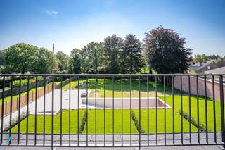 <span>Energiezuinig dakappartement op de tweede verdieping, in residentie 'Guldenhof', met zongeoriënteerd terras.</span><br /><span>Rustig gelegen in het centrum van Loenhout.</span><br /><br /><span>Indeling </span><span>: </span><br /><span>inkomhal, toilet, berging, woonkamer met open ingerichte keuken en aansluitend terras, twee slaapkamers, badkamer ;</span><br /><span>autostaanplaats P5 en kelderberging nr. 5 in ondergrondse parkeergarage. </span><br /><br /><span>Residentie 'Guldenhof' is voorzien van zonnepanelen en gekwalificeert als 'Bijna Energie Neutraal' ('BEN'). </span>