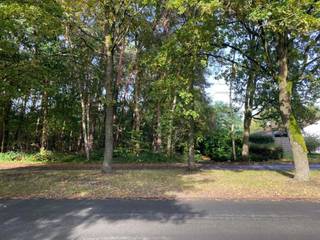 Villaperceel voor open bebouwing op 1.420m² in residentiële buurt 'Europawijk'. Erg rustig gelegen. 30 meter straatbreedte. +- 50 meter diepte...
