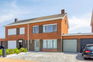 Algemeen bezoekmoment zaterdag 13 juni van 10h30 tot 11h30. Voorafgaande aanmelding verplicht.<br /><br />Op zoek naar een instapklare woning op een toplocatie in Meulebeke? In de rustige en gegeerde Sperrenwijk vind je deze gerenoveerde gezinswoning (1975) die in 2024 een grondige make-over kreeg. Hier woon je in alle comfort, met een moderne afwerking en een warme, huiselijke sfeer. De huidige eigenaars verhuizen naar een andere regio, waardoor deze parel vrijkomt voor een nieuwe eigenaar die zonder zorgen wil intrekken. Met een bewoonbare oppervlakte van 141 m² (volgens EPC) en een doordachte indeling is dit de ideale thuis voor wie ruimte, licht en rust wil combineren.<br /><br />Indeling<br />Je betreedt de woning via de inkomhal met gastentoilet. Vervolgens kom je in de lichtrijke leefruimte waar living en keuken naadloos in elkaar overvloeien. De keuken is volledig uitgerust met tal van toestellen en biedt alle comfort. Vanuit de living heb je directe toegang tot de garage, wat zorgt voor extra gebruiksgemak.<br />Op de bovenverdieping bevinden zich drie slaapkamers en een badkamer. Daarnaast is er een praktische zolder, bereikbaar via een uitschuifbare trap, ideaal als extra bergruimte.<br />Buiten geniet je van een mooi aangelegde tuin met terras en overkapping, perfect om te ontspannen. De oprit biedt plaats aan twee wagens en vervolledigt het geheel.<br /><br />Technisch<br />- Renovatie in 2024<br />- Bewoonbare oppervlakte: 141 m² (volgens EPC)<br />- EPC: C (geen renovatieplicht)<br />- Verwarming: CV op gas<br />- HR-beglazing (PVC)<br />- Dakisolatie (zadeldak en plat dak)<br />- Elektrische installatie conform<br />- Asbestveilig<br />- Regenwaterput van ca 2000l<br /><br />Troeven<br />- Volledig instapklaar<br />- Rustige, gegeerde ligging in Sperrenwijk (Meulebeke, nabij Oostrozebeke)<br />- 3 slaapkamers<br />- Aangelegde tuin met terras en overkapping<br />- Oprit voor 2 wagens + ruime garage met wasplaats<br />- Rechtstreekse toegang van living naar garage<br />- Energiezuinig zonder renovatieverplichting<br />- Ideale gezinswoning met moderne afwerking<br /><br />Interesse in deze prachtige woning? Mis deze kans niet en schrijf je vandaag nog in voor het algemeen bezoekmoment. Ontdek zelf het comfort en de charme van deze instapklare thuis!