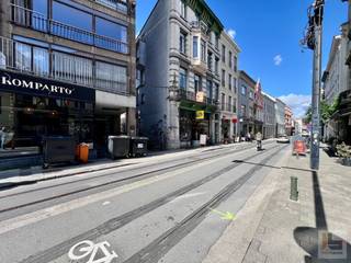 Op zoek naar een veilige en centraal gelegen parkeerplek (voor auto en (motor)fietsen) in Gent? Wij verkopen alvast een zeer ruime en...