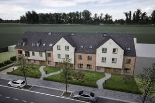 Dit nieuwbouwproject bevindt zich op een uitstekende locatie, vlak bij het hart van Bornem. Winkels, voorzieningen en het gezellige dorpsleven bevinden zich allemaal binnen handbereik.<br />In deze prachtige nieuwe residentie zijn betaalbare 1- en 2-slaapkamerappartementen beschikbaar. De appartementen zijn ontworpen met oog voor comfort en licht, en beschikken over ruime terrassen en grote raampartijen die zorgen voor een aangename en lichtrijke woonomgeving.<br />Ook op praktisch vlak heeft deze residentie heel wat te bieden. Zo is er ondergrondse parkeergelegenheid, mogelijkheid tot de aankoop van een kelderberging, is er een gemeenschappelijke fietsenberging en beschikken de appartementen zelf ook over extra grote bergingen.<br />De buitengevels worden uitgevoerd in een karaktervolle, authentieke en tijdloze landelijke bouwstijl. Hierdoor krijgt de residentie een warme en stijlvolle uitstraling die perfect aansluit bij de charmante omgeving. Daarnaast is er een zeer aangename gemeenschappelijke tuin voorzien. <br />De appartementen worden instapklaar en volgens de BEN-normen gebouwd, waardoor u geniet van een energiezuinige woning met een laag energieverbruik. Bovendien wordt de afwerking in samenspraak met de koper bepaald. Hiervoor zijn duidelijke budgetten opgenomen in het lastenboek, zodat u uw appartement grotendeels volgens uw eigen smaak en wensen kunt afwerken.<br />Interesse? Bel vandaag nog voor een afspraak naar 052/41.41.94. <br />Referentie: 5718
