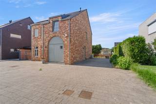 <p><span><strong>TE KOOP: Instapklare vrijstaande woning met 3 slaapkamers te Meldert!</strong></span><br /><span>In de Kruienstraat 27 te Meldert, deelgemeente van Lummen, vinden we deze verzorgde en instapklare vrijstaande woning terug. De woning is gelegen in een moderne, rustige en kindvriendelijke verkaveling en combineert een aangename woonomgeving met hedendaags wooncomfort.</span><br /><span>Binnenin geniet u van een ruime en lichtrijke woonkamer met aansluitend een open keuken met kookeiland. Dankzij de mooie afwerking, de airconditioning in de woonkamer en keuken, de aanwezige zonnepanelen en het gunstige EPC is deze woning helemaal klaar voor haar nieuwe eigenaars.</span><br /><span>Op de eerste verdieping bevinden zich drie slaapkamers, een badkamer en een praktische nachthal. De zolder, bereikbaar via een zolderluik, biedt extra bergruimte.</span><br /><span>Buiten beschikt de woning over een volledig omheinde, onderhoudsvriendelijke tuin met terras en tuinhuis. Aan de voorzijde is er een ruime oprit met voldoende parkeergelegenheid.</span><br /><span><strong>Ligging:</strong></span><br /><span>Op deze locatie woont u in een rustige en kindvriendelijke verkaveling in een fijne, moderne woonomgeving.</span><br /><span>De woning is gelegen in Meldert, een gezellige deelgemeente van Lummen, waar u geniet van een groen en residentieel karakter.</span><br /><span>Basisschool Domino Meldert bevindt zich op wandelafstand, wat deze ligging bijzonder interessant maakt voor jonge gezinnen.</span><br /><span>Ook het centrum van Lummen, supermarkten, horeca, openbaar vervoer en andere dagelijkse voorzieningen zijn vlot bereikbaar.</span><br /><span>Dankzij de goede verbinding richting Lummen, Diest, Hasselt en de autosnelwegen is dit bovendien een praktische uitvalsbasis voor woon-werkverkeer.</span><br /><span><strong>Indeling:</strong></span><br /><span>Gelijkvloers: Inkomhal, apart toilet, berging met inbouwkast, woonkamer, open keuken met kookeiland.</span><br /><span>Verdieping: Nachthal, badkamer en 3 slaapkamers.</span><br /><span>Zolder: Bereikbaar via zolderluik en ideaal als extra bergruimte.</span><br /><span>Tuin: Volledig omheinde, onderhoudsvriendelijke tuin met terras en tuinhuis.</span><br /><span><strong>Troeven:</strong></span><br /><span>- Vrijstaande woning in een moderne verkaveling</span><br /><span>- Instapklaar en verzorgd afgewerkt</span><br /><span>- 3 slaapkamers</span><br /><span>- Ruime en lichtrijke woonkamer</span><br /><span>- Open keuken met kookeiland</span><br /><span>- Airconditioning in woonkamer en keuken</span><br /><span>- Zonnepanelen aanwezig</span><br /><span>- Gunstig EPC</span><br /><span>- Alarm aanwezig</span><br /><span>- Ruime oprit met parkeergelegenheid</span><br /><span>- Volledig omheinde tuin met terras en tuinhuis</span><br /><span>- Rustige en kindvriendelijke ligging</span><br /><span>- School op wandelafstand</span><br /><span>- Vlotte verbinding richting Lummen, Diest, Hasselt en autosnelwegen</span><br /><span><strong>EPC B met certificaatnummer 20240415-0003208714-RES-2</strong></span><br /><span><strong>G-score: A</strong></span><br /><span><strong>P-score: A</strong></span><br /><span><strong>Stedenbouwkundige info: Stedenbouwkundige info: woongebied – bouwvergunning – geen voorkooprecht</strong></span></p>