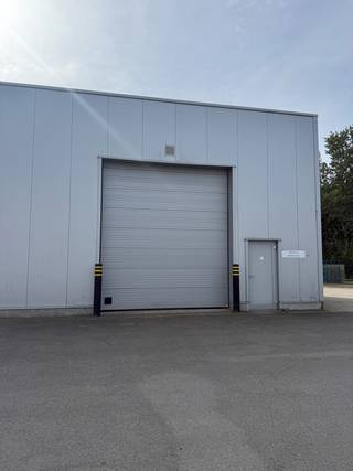 <span><strong><span>BEDRIJFSHAL (HAL O) VOOR OPSLAG VAN 100M² CENTRAAL GELEGEN TE OPGLABBEEK.</span></strong><br /><br /><span>Deze bedrijfsunit is gelegen op het industrieterrein te Opglabbeek.</span><br /><br /><span><strong>KENMERKEN</strong><br />- Instapklaar</span><br /><span>- 2 segmentpoorten (1 sectionale poorten)</span><br /><span>- Betonvloer</span><br /><span>- Lichtstraat</span><br /><span>- Rookluik<br />- Parking<br /></span><br /><strong><span>EXTRA INFORMATIE</span></strong><br /><span>- <span>Verplicht minstens 50% opslag!</span><br />- Geen gemeenschappelijke kosten.</span><br /><span>- Verhuur onder het BTW-stelsel, vermelde huurprijs te verhogen met 21% BTW.</span><br /><span>- Aanvaarding huurder steeds in overleg met verhuurder.<br />- Verbruik nutsvoorzieningen ten laste van huurder. </span><br /><br /><br /><span>Bekijkt u deze advertentie via een aanverwante vastgoedsite, surf dan zeker naar onze website www.N78vastgoed.be voor een uitgebreide beschrijving en plannen. Meer info:<strong> +32 (0)89 86 18 88</strong> of <strong>info@N78vastgoed.be.</strong></span></span>