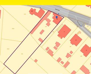 <p>Op Steenweg 33 in Zoutleeuw wacht een woning met een uitzonderlijke troef: een perceel van maar liefst 2.093 m², midden in een groene, landelijke omgeving. Wie op zoek is naar ruimte, rust en de mogelijkheid om een eigen plek helemaal naar eigen inzicht vorm te geven, voelt hier meteen de potentie. Dit is een plek waar je de tijd kan nemen om iets nieuws op te bouwen, met de charme van het platteland en toch alle voorzieningen binnen handbereik.</p><p>De woning zelf telt een bewoonbare oppervlakte van 134 m², verdeeld over drie slaapkamers en één badkamer. De indeling biedt een logische basis met voldoende ruimte voor een gezin, en de aanwezigheid van een tuin zorgt voor een aangename buitenbeleving. Parkeren is geen zorg: er zijn twee buitenstaanplaatsen voorzien, al is er geen garage of terras aanwezig. De gevel is opgetrokken in steen, passend bij de bouwstijl uit 1980.</p><p>Belangrijk om te weten: de woning is gebouwd in 1980 en verkeert momenteel in een staat die sloop of grondige herbouw vereist. Het EPC-label is F (1042 kWh/m²), met een geldigheid tot februari 2032, en er geldt een renovatieverplichting. De elektrische installatie is niet conform, al is er een geldig keuringsattest beschikbaar. Deze woning is dan ook vooral interessant voor wie op zoek is naar een project: een kans om op deze uitzonderlijke kavel iets volledig nieuws neer te zetten, met behoud van de landelijke rust en de grote tuinoppervlakte als vertrekpunt.</p><p>De ligging in Zoutleeuw combineert het beste van twee werelden: je woont in een landelijke zone, maar winkels, scholen op ongeveer 1 km, openbaar vervoer en een sportcentrum liggen allemaal binnen bereik. Ideaal dus voor wie de drukte wil ontvluchten zonder in te boeten aan comfort en bereikbaarheid.</p><p>Benieuwd naar de mogelijkheden van dit ruime perceel? Plan gerust een bezoek via ons kantoor, we lichten je graag alle details toe en denken met je mee over de opties.</p>