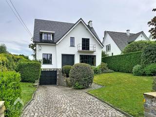 Instapklare villa op een interessante locatie bestaande uit een inkomhal, ruime leefruimte met eet-en zithoek + gashaard, volledig uitgeruste...