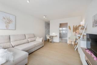 Deze gerenoveerde, instapklare en zeer goed ingedeelde studio bevindt zich op een toplocatie, dicht bij winkels, restaurants en andere voorzieningen. Perfect voor wie op zoek is naar modern wooncomfort en gemak op enkele passen van het strand te Knokke. <br /><br />Indeling: inkomhall met toilet, badkamer, mooie woonkamer, ingerichte keuken, zongericht terras. <br /><br />Mogelijkheid huren autostandplaats in het gebouw.<br /><br />Bezoeken? Graag na afspraak met Avantimmo op het nummer 050 62 50 55