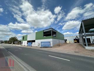 Nieuwbouw KMO-unit te koop met een oppervlakte van 212 m² en 2 privatieve parkeerplaatsen.<br />De lood maakt deel uit van “LUNA”, een gloednieuw KMO-project bestaande uit 13 diverse multifunctionele units vanaf 204 m² tot 213 m² (samenvoegbaar tot grotere oppervlaktes). Deze ontwikkeling ligt nabij de E403/A17-snelweg, die Kortrijk met Brugge verbindt  – een absolute toplocatie voor ondernemers die belang hechten aan bereikbaarheid in een bedrijvige regio.<br /><br />De casco magazijnruimtes (brandklasse C) zijn opgebouwd uit een duurzame staalstructuur met geïsoleerde beton- en/of sandwichpanelen met afwerkingspaneel. Ze beschikken over een vrije hoogte van 6 meter, wat zorgt voor een optimaal gebruik van de ruimte. Elke unit is standaard uitgerust met een automatische sectionale poort (4 m B x 4,5 m H), een lichtstraat met geïntegreerde RWA-koepel en een slijtvaste polybetonvloer (1T/m²).<br />Aanwezigheid van gedeelde regenwaterputten, fietsenstallingen, een hoogspanningscabine en duidelijke signalisatie. De loodsen zijn ideaal voor uiteenlopende doeleinden zoals atelier, opslag en distributie.<br />Per unit zijn minstens twee privatieve parkeerplaatsen voorzien.<br />Voorziene oplevering Q4-2026.<br />Grijp nu je kans en investeer in een toekomstgerichte werkomgeving op een toplocatie!<br /><br />Contacteer PANORAMA B2B voor bijkomende (technische) inlichtingen, plannen of een vrijblijvend plaatsbezoek 056 222 562.