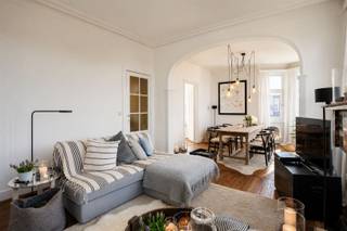 <p><span>In de geliefde Pulhofwijk bevindt zich dit charmante appartement van 107 m² (gegevens van het epc verslag), gelegen in een karaktervol gebouw. De woning combineert authentieke elementen met een aangename, huiselijke sfeer en biedt een mooie leefruimte voor wie op zoek is naar comfort en gezelligheid.</span></p><p><span>Het appartement beschikt over twee slaapkamers en is ideaal voor zowel een koppel, een klein gezin als iemand die een extra kamer wenst als bureau of hobbyruimte. De aangename leefruimtes genieten van veel natuurlijk licht en vormen een warme en uitnodigende thuis.</span></p><p><span>Een absolute troef is de gemeenschappelijke tuin, een fijne plek om tot rust te komen en te genieten van het groen.</span></p><p><span>Een charmant appartement met 2 slaapkamers en gemeenschappelijke tuin, gelegen in de populaire Pulhofwijk. Een ideale combinatie van karakter, ruimte en een aangename woonomgeving.</span></p><p><span> </span></p><p><span>Renovatieplicht. Kelder K5.</span></p>