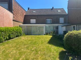 Deze eigendom van 673 m2 biedt een unieke kans om een woning met ziel om te vormen tot een prachtige gezinswoning waar comfort, charme en ruimte samenkomen, bovendien gelegen vlakbij het centrum van het pitoreske Pajottegem, in een heel rustige straat. De woning vraagt uiteraard renovatie, <strong>het huidige vrijstellingsbesluit zorgt ervoor dat de woning grondig kan worden gerenoveerd/verbouwd zonder bouwvergunning, </strong>dus de ideale basis om er een warme en eigentijdse thuis van te maken. De charmante bakstenen brede gevel, de ruimtes, de inpandige garage, de veranda en de solide constructie zorgen voor een goede basis om te renoveren tot modern wooncomfort.<br /><strong>Achter de woning bevindt zich een verrassend grote en zonnige tuin, een echte troef voor gezinnen, tuinliefhebbers of wie graag geniet van rust en privacy</strong>. Hier creëert u moeiteloos een heerlijke buitenruimte met terras, speelzone of moestuin. Achteraan het perceel is er een voetweg waar je met de fiets of tuinmateriaal kan passeren. Absoluut rustige ligging in een aangename woonomgeving, ideaal voor wie een woning volledig naar eigen smaak wil inrichten. Voor alle info en bezoek: info@pantheonvastgoed.be<br />
