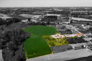 De hoeve is deels gelegen in woongebied met landelijk karakter, deels in agrarisch gebied.In het woongebied heeft de hoeve het karakter van een...