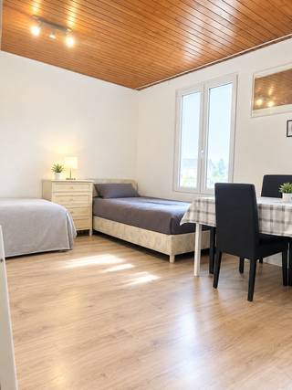 Découvrez ce bel appartement spacieux d'une chambre situé dans la Lange Leemstraat, au cœur d'Anvers. L'appartement dispose d'un séjour confortable, d'une chambre séparée, d'une cuisine et d'une salle de bain. Situé au deuxième étage, il convient parfaitement à une personne seule ou à un couple.