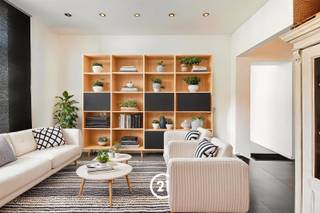 <p>Instapklaar en uitstekend gelegen halfopen bebouwing met 3 slaapkamers, zonnige tuin en 3 parkeerplaatsen.</p><p>Deze recent gerenoveerde woning (2021) bevindt zich op een uiterst gunstige locatie met een vlotte bereikbaarheid, in de directe nabijheid van de Heilig Hartkerk in Aalst. Dankzij de vernieuwde geluidswerende ramen geniet je hier van comfortabel en rustig wonen.</p><p>Op de gelijkvloerse verdieping kom je binnen in een moderne, volledig uitgeruste keuken met kookeiland. Aansluitend bevindt zich de lichtrijke woonkamer. Verder treft u hier ook een praktische bergruimte.<br />De eerste verdieping biedt twee aangename slaapkamers en een conforme, verzorgde badkamer.<br />De tweede verdieping onder het dak omvat een ruime polyvalente ruimte, die momenteel is ingericht als derde slaapkamer.</p><p>De gezellige tuin met zonnig terras is onderhoudsvriendelijk aangelegd. Bovendien is er een extra buitenberging, ideaal voor werkmateriaal of fietsen. De tuin is ook praktisch toegankelijk via de straat.</p><p>Troeven<br />3 private parkeerplaatsen op eigen terrein<br />Vernieuwde geluidswerende ramen<br />Conforme elektriciteit<br />EPC: D (geen renovatieplicht)<br />Gezellige, onderhoudsvriendelijke tuin met berging en toegankelijk vanaf de straatzijde<br />Gerenoveerd in 2021</p><p>Deze woning is ideaal voor wie op zoek is naar een instapklare en centraal gelegen gezinswoning in Aalst.<br />Interesse? Contacteer ons voor meer informatie of het inplannen van een bezoek op zaterdag 10 oktober!</p>