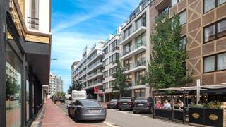 Op een uitstekende ligging, op wandelafstand van het strand, de zeedijk en tal van winkels en horecazaken, bevindt zich dit leuk vernieuwde appartement. Dankzij de recente renovatie geniet u van hedendaags wooncomfort met onder meer een volledig ingerichte open keuken en een ruime badkamer.<br /><br />Indeling: inkomhal met apart gastentoilet, grote leefruimte met een volledige ingerichte en open leefkeuken, een badkamer met bad en lavabo. Achteraan twee slaapkamers waarvan 1 volwaardige slaapkamer en 1 kinderkamer. Achteraan een leuk terrasje die geniet van de ochtendzon.<br />Inbegrepen in de prijs: een kelderberging, ideaal voor strandgerief of als stockage.<br /><br />Geniet van de rust, de frisse zeelucht en alles wat Knokke-Heist te bieden heeft.<br />Een opportuniteit voor wie op zoek is naar een leuke pied-à-terre aan zee.<br /><br />Bezoeken? Graag na afspraak met Willem Cauwels op 050/89.27.70