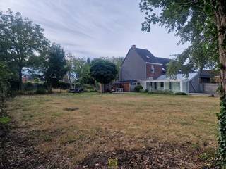 Bent u op zoek naar een woning met bijkomende mogelijkheden? Dan verdient deze eigendom in de Hof te Vierenstraat 7 te Hofstade (Aalst) beslist uw aandacht. De woning wordt samen aangeboden met de aanpalende garage en een afzonderlijk perceel bouwgrond voor open bebouwing, waardoor dit een bijzonder interessant geheel vormt voor zowel gezinnen, investeerders als kandidaat-bouwers.<br />De woning is rustig gelegen in een doodlopende straat, langsheen een fietspad, en biedt een aangename combinatie van bereikbaarheid, privacy en wooncomfort. Bij het binnenkomen is er een inkomhal, een apart toilet, twee leefruimtes en aansluitend de keuken, gevolgd door de badkamer en een veranda met technische ruimte. De woning beschikt tevens over een droge kelder.<br />Op de eerste verdieping bevinden zich twee slaapkamers. Via één van de slaapkamers is er toegang tot de ingerichte zolderkamer, die zich uitstekend leent als bijkomende slaap-, hobby- of werkruimte. De woning beschikt over centrale verwarming op aardgas, heeft een conforme elektriciteitskeuring én is uitgerust met zonnepanelen! Met een <strong>EPC-label C</strong> is bovendien <strong>geen renovatieverplichting</strong> van toepassing.<br />Ook buiten heeft deze eigendom heel wat te bieden. De woning beschikt over een aangename tuin met tuinhuis, terwijl de aanpalende garage zorgt voor een praktische parkeer- en bergruimte.<br />En dan is er de bijzonder interessante extra troef: <strong>het aanpalende perceel bouwgrond, geschikt voor het realiseren van een open bebouwing</strong>. Dit perceel beschikt tevens over een recht van doorgang via de achtergelegen percelen, toegankelijk Heerlijkheidsstraat 37 te Hofstade (momenteel niet in gebruik). Deze combinatie van een bestaande woning met tuin, garage én een afzonderlijk bouwperceel biedt tal van mogelijkheden en maakt dit aanbod bijzonder interessant voor wie verder wil kijken dan een klassieke woning.<br />Een veelzijdige eigendom met toekomstperspectief, rustig gelegen in Hofstade en op korte afstand van Aalst.<br /><strong>Wonen, investeren of bouwen: hier komen verschillende mogelijkheden samen in één uitzonderlijk aanbod.</strong><br />