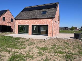 Deze woning is gelegen in de nieuwe verkaveling "Mirrepadde" vlakbij het centrum van Wakken en op wandelafstand van provinciaal domein De...