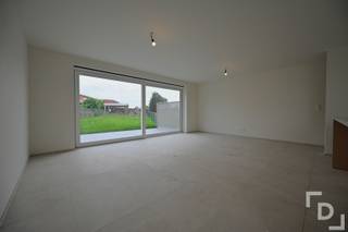 In de groene omgeving van Proven vinden wij deze nieuwbouwwoning in de Terenburgseweg.Deze woning is meteen beschikbaar en is ideaal voor huurders die wensen te wonen in een moderne en energiezuinige woning met tuin.Indeling:GLV: inkomhal - leefruimte met open keuken - technische bergruimte - apart toiletV+1: nachthal - 3 slaapkamers - apart toilet - badkamerExtra's:* E-peil: 30* Volledig professioneel geschilderd* 12 zonnepanelen van 5400WP + hybride omvormer om gemakkelijk een thuisbatterij op aan te sluiten* Regenput aanwezig