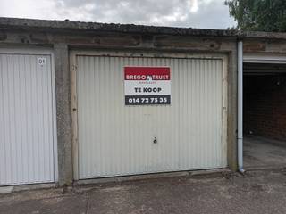 Parkeerproblemen ook beu of op zoek naar een goede investering? Dan is dit uw kans! 2 afgesloten garageboxen te koop à 19.500 EUR per stuk. Ook...