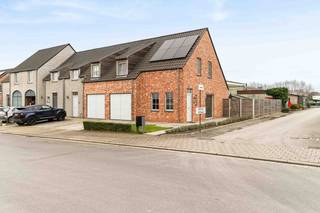 Nieuw op de vastgoedmarkt is deze topper!Energiezuinige gezinswoning met 3 slaapkamers, dressing en zonnige tuin op een gunstige ligging.Welkom in...