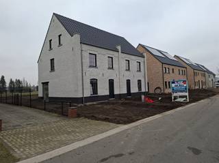 <p><span>Prachtige nieuwbouwwoning van 190 m² op zuid-oost gerichte grond (500 m²)</span></p><p><span>Ontdek deze stijlvolle, energiezuinige woning in lichte gevelsteen met zwarte pannen en strakke zwarte PVC-ramen – een moderne uitstraling in een rustige, groene omgeving.</span></p><p><span>De woning is goed gelegen, ideaal voor wie op zoek is naar rust, ruimte en comfort in een halfopen bebouwing.</span></p><p><span>Indeling</span></p><ul><li><span>Gelijkvloers (70 m²):</span></li><li><span>Inkomhal met apart toilet</span></li><li><span>Ruime, lichtrijke leefruimte van 43 m²</span></li><li><span>Luxe open keuken met kwalitatieve afwerking</span></li><li><span>Aparte berging/wasplaats</span></li><li><span>Verdieping (70 m²):</span></li></ul><p><span>Nachthal</span></p><ul><li><span>Drie ruime slaapkamers</span></li><li><span>Luxe badkamer met ligbad, inloopdouche, dubbel lavabomeubel en apart toilet</span></li></ul><p><span>Zolderverdieping:</span></p><ul><li><span>Overloop, technische ruimte</span></li><li><span>Mogelijkheid tot één grote of twee extra slaapkamers → in totaal vijf slaapkamers, ideaal voor een groot gezin!</span></li></ul><p><span>Comfort &amp; Afwerking</span></p><p><span>Verwarming via warmtepomp, ook voorzien op de slaapkamers</span></p><p><span>Volledig afgewerkte woning – instapklaar bij oplevering</span></p><p><span>De tuin wordt ingezaaid, en de oprit en een terras van 15m² worden eveneens aangelegd.</span></p><p><span>U kan ook in onze modelwoning te Mol een bezoek brengen. Bel 0475 245013.</span></p><p><span> </span></p><p><span> </span></p>