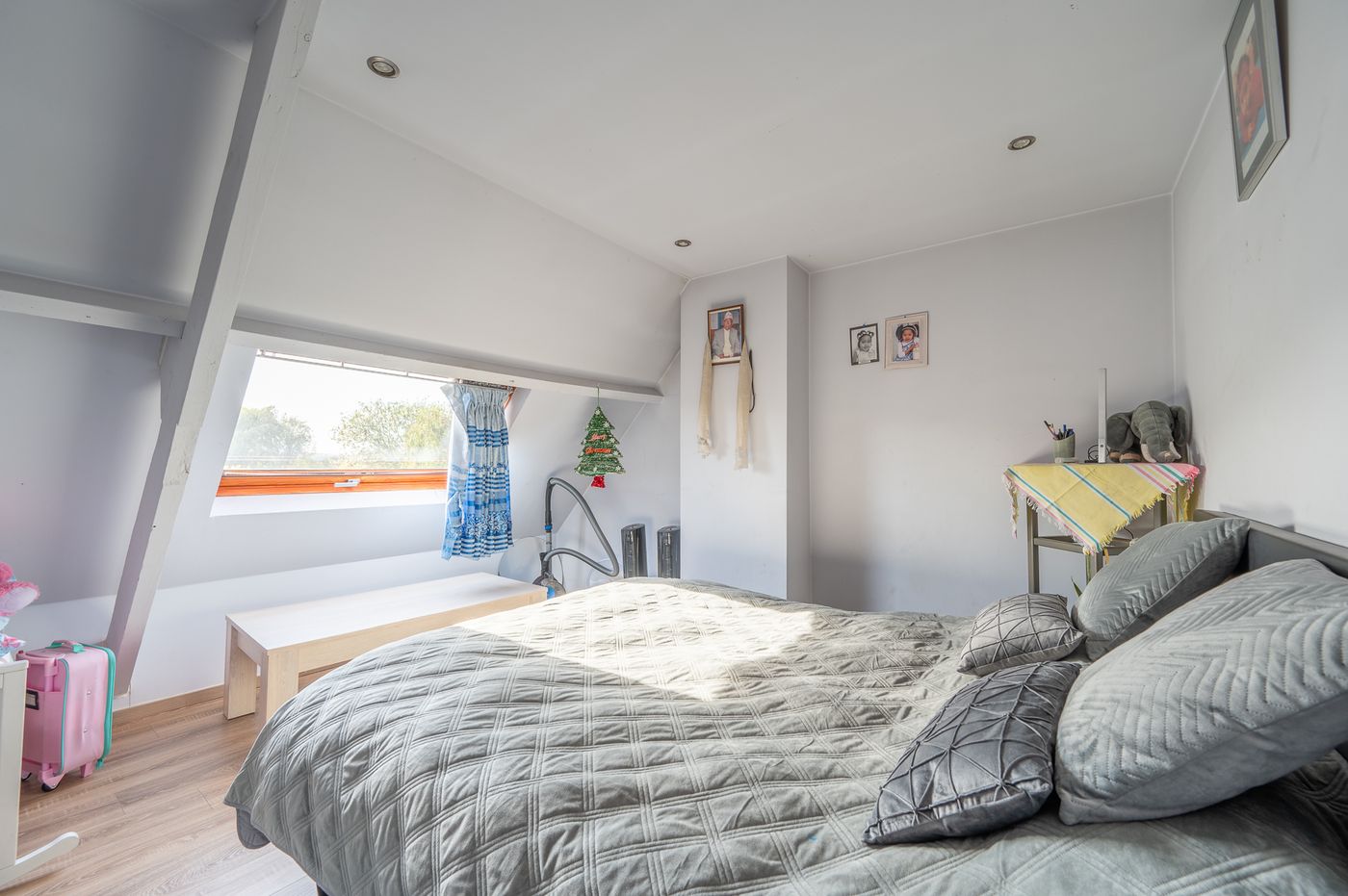 Ruime woning met atelier (65m²) en commerciële mogelijkheid in centrum Sint-Kruis - foto 4