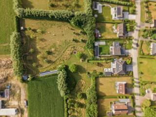 Deze grote recente kwalitatieve moderne villa is UNIEK gelegen in het charmante Moregem, 9700m2,
Binnenzwembad, tuin met privacy en absolute stilte, paardenstallen, omheinde weide en extra aangelegde tuin.
Volledig onderkelderd: prachtig nieuw binnenzwembad, bar/mancave en wijnfrigo, wellness: sauna en stoomdouche, en een sportruimte, aanpalend buiten terras met jacuzzi.
Op het gelijkvloers: inkom en traphal met vestiaire en toilet, grote lichtrijke leefruimte, aparte bureau, geïnstalleerde keuken met ontbijthoek, extra diningroom met zicht op de tuin, overdekt terras, grote dubbele garage, bijkeuken en wasplaats.
Op het 1ste verdiep: overloop, 4 grote slaapkamers (airco) en 2 badkamers.
2de verdiep; stockageruimte/dressing, en grote extra slaapkamer met eigen lavabo en bad (ideaal voor nanny).
TROEVEN: prachtige locatie aan de kerk van Moregem genietend van alle rust en privacy, LUXE-MANCAVE en binnenzwembad, grote lichtrijke ruimtes, kwalitatieve degelijke afwerking.
Bezoek na afspraak met IMMO BEGUIN; info@immobeguin.be