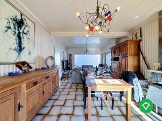 Deze woning is gelegen op een grondoppervlakte van 735 m² en bestaat uit: inkomhal - living - keuken - berging - wasplaats - toilet - badkamer - nachthal - 3 slaapkamers - zolder - ruime oprit - 2 garages - terras - grote tuin. <br /><br />Troeven van deze woning:<br />- ruime oprit met plaats voor meerdere wagens<br />- rustig gelegen in centrum Eernegem<br />- woning met mogelijkheden