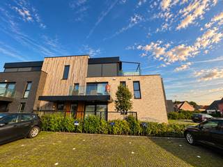 <strong>Nieuwbouw 2-slaapkamer appartement met terras, gelegen op de 1e verdieping nabij het centrum van Veerle Laakdal.</strong><br /><br /><span><strong>Indeling</strong></span><br />+ Inkomhal met vestiaireruimte met ruime inbouwkast<br />+ Open leefruimte bestaande uit zitruimte, volledig geïnstalleerde open keuken en eetruimte<br />+ Berging/wasplaats met uitgietbak<br />+ Nachthal<br />+ Apart toilet met handenwasser<br />+ Badkamer met inloopdouche en badkamermeubel (inbouwkranen in douche)<br />+ 2 slaapkamers<br />+ Terras (zuidwest georiënteerd) van ca. 12 m², grenzend aan de leefruimte<br /><br /><span><strong>Energie & technieken</strong></span><br />+ EPC: 24 kWh/m²/jaar - Label A met UC: 13053-G-DBA_2017028537/EP10894/A001/D01/SD007<br />+ Centrale verwarming via vloerverwarming (ook in de slaapkamers!) op basis van een geothermische warmtepomp!! <br />+ Zowel verwarming als koeling mogelijk. <br />+ E- peil <= 20!<br />+ Balansventilatie systeemtype D met warmterecuperatie.<br /><br /><span><strong>Extra troeven</strong></span><br />+ Autostaanplaats met aansluitend een berging van 10m² in ondergrondse parkeergarage inbegrepen in de huurprijs<br />+ De kosten voor elektriciteit zullen o.w.v. zonnepanelen minimaal zijn. <br />+ Traag laadpunt voorzien aan parkeerplaats, aangesloten op de zonnepanelen.<br />+ Lift aanwezig in het gebouw.<br />+ Appartement is volledig geschilderd en is overal voorzien van verlichting<br /><br /><em><strong>Het nieuwbouwproject heeft een zeer centrale ligging, op wandelafstand van alle winkels, scholen, openbaar vervoer en het beschikt tevens over een goede bereikbaarheid via de autostrade.</strong></em>