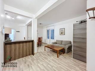 Dit ruime appartement is gelegen op de gelijkvloerse verdieping van de residentie Fabiola. Het appartement is momenteel verhuurd aan correcte huurders (1000EUR/MAAND) dewelke flexibel kunnen vertrekken. Het appartement bestaat uit een 1 SLPK appartement en studio dewelke samengevoegd werden maar makkelijk opnieuw gesplitst kunnen worden. Het appartement beschikt over 2 badkamers, een ruim woongedeelte en een aparte slaapkamer. De studio beschikt over een woon/slaap gedeelte en aparte badkamer. Geschikt voor alle doeleinden!