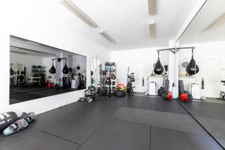 Bent u op zoek naar een kantoor of een handelsruimte en dit op een zichtbare toplocatie? Dan stellen we graag deze ruimte aan u voor!<br /><br />Momenteel is de handelszaak verhuurd en ingericht als 'personal training ruimte' met een totale oppervlakte van 48 m². U komt per direct binnen in de fitnessruimte die op zich toegang geeft aan een apart toilet en een keuken. Verder is er nog een ruime kelder die toegankelijk is via het handelspand zelf. <br /><br />Optioneel kunt u een overdekte autostaanplaatsen/garageboxen mee aankopen vanaf € 25.000 (exclusief van de vraagprijs).<br /><br />Voor meer informatie kan u One vastgoed steeds bereiken op volgend nummer 03 360 85 30.