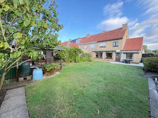 <strong>Roeselare - Woning met 4 slaapkamers en garage te koop.</strong><br /><br />Op zoek naar een woning met veel potentieel?<br />Dan is deze woning het ideale project!<br /><br />Op de stadsrand van Roeselare, nabij een school en winkels, ligt op een rustige ligging deze woning met veel mogelijkheden en sterke bouw.<br /><br />De woning heeft 4 slaapkamers, waarvan één gebruikt kan worden als bureau/babykamer.<br />Er is ook een garage aanwezig en parkeermogelijkheden.<br /><br /><strong>Indeling:</strong><br />Gelijkvloers: inkom, toilet, living, keuken met zicht op de veranda, ruime tuin met uitweg, garage en kelder<br />1ste verdieping: 2 volwaardige slaapkamers, bureau/babykamer en badkamer<br />2de verdieping: 1 volwaardige slaapkamer en zolder<br /><br />Troeven:<br />+ Garage &amp;amp; uitweg zijkant<br />+ 4 kamers<br />+ Ruime tuin<br />+ Nabij school en winkels<br />+ Rustige ligging<br /><br />Voor deze woning geldt een renovatieplicht.