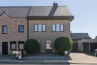 <p><span>Instapklare halfopen bebouwing met gezellige tuin.</span></p><p><span> </span></p><p><span>Deze instapklare halfopen woning is een echte aanrader voor wie op zoek is naar een goed onderhouden en comfortabele gezinswoning met heel wat vernieuwingen. </span></p><p><span>De woning beschikt over conforme elektriciteit, een nieuwe CV-installatie van 2025, zonnepanelen en een gunstige EPC-score.</span></p><p><span> </span></p><p><span>Via de inkomhal, voorzien van een apart toilet, komt u in de gezellige woonkamer. Hier zorgt de houtstoof/openhaard voor extra sfeer en warmte. Aansluitend bevindt zich de landelijke keuken, uitgerust met een inductiekookvuur en afwasmachine. Dankzij de grote ramen met screens en zonneluifel is er het hele jaar door aangenaam veel lichtinval en rechtstreeks contact met de tuin.</span></p><p><span> </span></p><p><span>Verder is er op het gelijkvloers een praktische berging/wasplaats met uitgietbak, een inpandige garage en een droge kelder.</span></p><p><span> </span></p><p><span>Op de eerste verdieping bevinden zich 3 slaapkamers en een vernieuwde badkamer.</span></p><p><span>De geïsoleerde zolder biedt bovendien nog mogelijkheden voor extra slaapkamers, een hobbyruimte of bureauruimte.</span></p><p><span> </span></p><p><span>De woning werd ook op bouwtechnisch vlak verder aangepakt. Zo werd het dak vernieuwd, evenals het platte dak van de garage.</span></p><p><span>De ramen zijn voorzien van rolluiken, wat zorgt voor extra comfort en privacy.</span></p><p><span> </span></p><p><span>De gezellige tuin vormt een aangename buitenruimte om te genieten van rust en privacy.</span></p><p><span>Er is tevens een tuinberging, regenwaterput en een aparte houtberging.</span></p><p><span>Deze houtberging is bovendien ideaal als extra opbergruimte voor bijvoorbeeld de vuilnisbakken.</span></p><p><span> </span></p><p><span>Een woning met een mooie combinatie van comfort, praktische ruimtes en reeds uitgevoerde vernieuwingen, waardoor u hier zonder grote werken meteen uw nieuwe thuis kunt maken.</span></p><p><span> </span></p><p><span>Een verzorgde en instapklare woning die zeker een bezoek waard is – een echte aanrader!</span></p><p><span> </span></p>