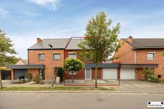 Energiezuinige, instapklare woning met 3à4 slaapkamers in het centrum van Wuustwezel! Bij binnenkomst komt u in een lichtrijke inkomhal met...