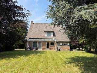 <strong>Ruime, statige villa met 4 slaapkamers en prachtige tuin – een unieke kans!</strong><br />Op zoek naar een woning met karakter, ruimte en eindeloos veel potentieel?<br />Deze statige villa biedt een solide basis voor wie droomt van een stijlvolle thuis die volledig naar eigen smaak kan worden opgefrist.<br />De woning beschikt over vier volwaardige slaapkamers, royale leefruimtes en een praktische indeling die tal van mogelijkheden biedt.<br />De vele raampartijen zorgen voor een aangename lichtinval en versterken het gevoel van ruimte.<br />Buiten geniet u van een zalige, groene tuin waar rust en privacy centraal staan.<br />Een ideale plek om te ontspannen, te tuinieren of gezellige momenten door te brengen met familie en vrienden.<br />Met haar authentieke uitstraling, ruime volumes en uitstekende renovatiemogelijkheden vormt deze villa de perfecte kans om er een warme gezinswoning of een elegante droomwoning te creëren.<br />Troeven:
<ul>
	<li>Statige villa met veel karakter</li>
	<li>4 ruime slaapkamers</li>
	<li>Royale leefruimtes</li>
	<li>Zonnige, groene en privacyvolle tuin</li>
	<li>Solide constructie met tal van mogelijkheden</li>
	<li>Op te frissen naar eigen smaak</li>
	<li>Ideaal voor gezinnen of liefhebbers van ruimte en charme</li>
</ul>
Laat u verrassen door de mogelijkheden van deze unieke eigendom en plan vandaag nog uw bezoek via angelo@immo-termote.be of 0497/429.446.