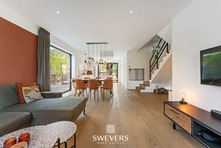 Voor meer info en foto’s, surf naar www.swevers.be – gelegen een rustige, residentiële locatie vind je deze verzorgde half-open woning: recent gebouwd, uitstekend geïsoleerd en volledig instapklaar. Het gelijkvloers biedt een lichtrijke leefruimte met eethoek en zithoek, een open ingerichte keuken, een berging met nutsruimte en een apart toilet. Boven zijn er drie slaapkamers, waaronder een ouderslaapkamer van bijna 19 m² met dressing, een badkamer met ligbad, inloopdouche en dubbele wastafel, en een tweede toilet. De blikvanger is de zolder van 46 m² (5,45 x 8,5 m): bereikbaar via een vaste trap, geïsoleerd, met ramen en verlichting, klaar om af te werken als extra slaapkamer, hobby-, muziek- of speelkamer. Buiten geniet je van een leuke tuin met zonnig terras en vier parkeerplaatsen op eigen perceel. Energiezuinig dankzij 14 zonnepanelen, hoogrendementsbeglazing, volledige isolatie, verwarming op aardgas, mechanische ventilatie en een regenwaterput van 5.000 liter met nieuwe pomp (2025). Scholen, winkels, openbaar vervoer en de snelweg liggen vlakbij. Een zeldzame kans om instapklaar wonen te combineren met de vrijheid om zelf ruimte te creëren. Nieuwsgierig? Contacteer ons kantoor voor een bezoek. Tel. 011 255 155 Bron bewoonbaar oppervlak: EPC