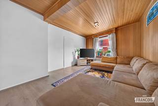 Op zoek naar een charmante woning met vier slaapkamers op een boogscheut van Brugge? Deze goed onderhouden woning in Assebroek combineert een praktische indeling met een aangename stadskoer en een vlotte bereikbaarheid.<br /><br />Via de inkomhal kom je terecht in de leefruimte, die aansluit op de keuken. Verder bevinden zich op het gelijkvloers een wasplaats, een badkamer en een eerste slaapkamer. Op de eerste verdieping vind je nog twee slaapkamers. De tweede verdieping biedt plaats aan de vierde slaapkamer. Zo beschikt deze woning over voldoende ruimte voor het hele gezin, een hobbykamer of een bureau.<br /><br />Achteraan vormt de stadskoer een fijne plek om even buiten te zitten. De woning is klassiek ingericht en straalt een charmante, huiselijke sfeer uit. Ook de ligging is een troef: in de Vrijheidsstraat woon je in Assebroek op amper twee minuten fietsen van het centrum van Brugge, met winkels en andere voorzieningen binnen handbereik.<br /><br />Denk je eraan om je woning in Sint-Kruis of omgeving te verkopen? Neem vrijblijvend contact op met Demetrio van Immo Francois in Brugge of Oostkamp voor een gratis schatting via demetrio@immofrancois.be.<br /><br />